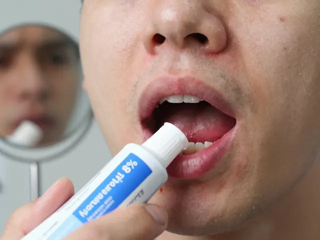 Co stahuje dásně? Vše, co potřebujete vědět o bělících zubních pastách