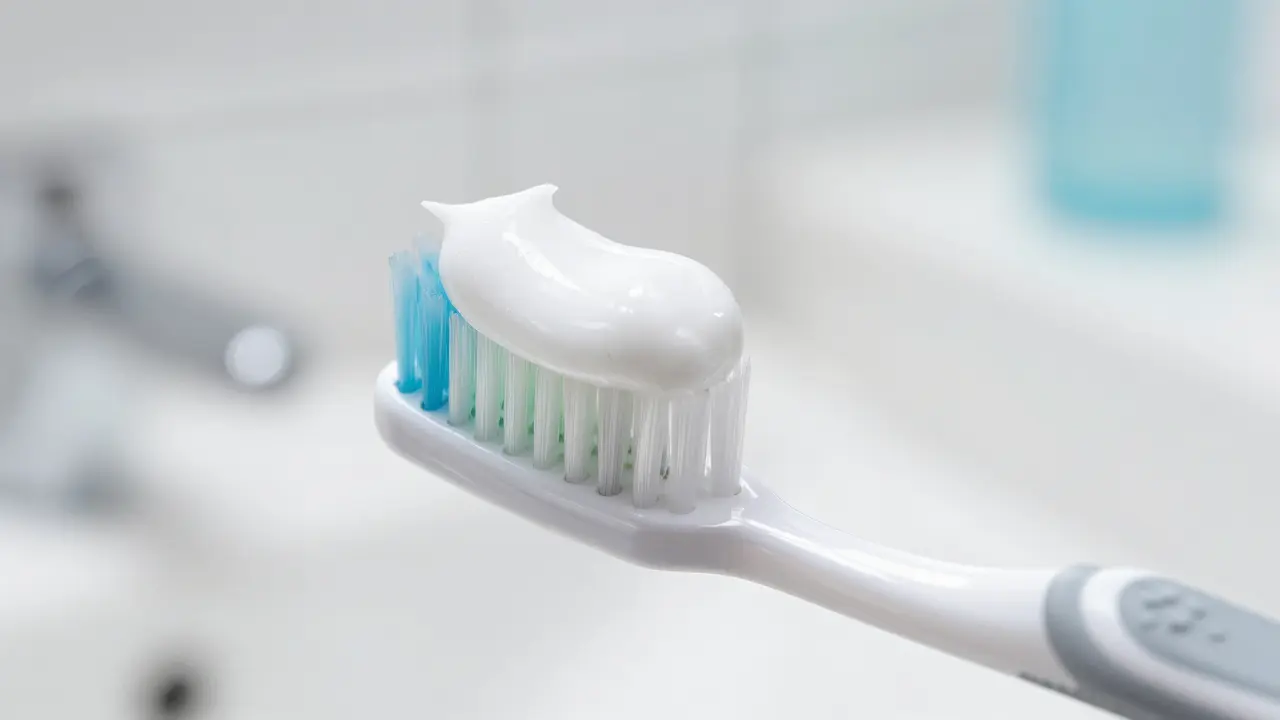 Bělící zubní pasta vs. profesionální bělení: Co skutečně funguje?