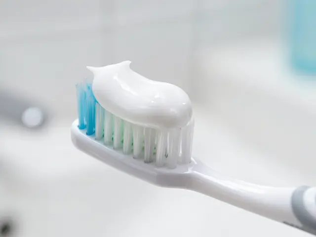 Bělící zubní pasta vs. profesionální bělení: Co skutečně funguje?