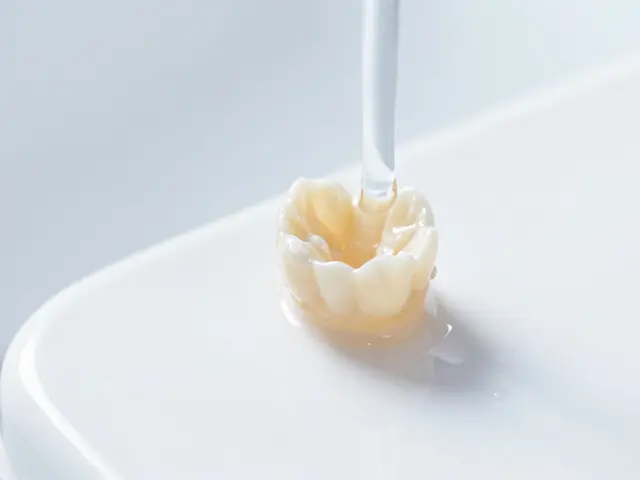 Vypadla vám zubní korunka? Tady je návod, čím ji nouzově přilepit