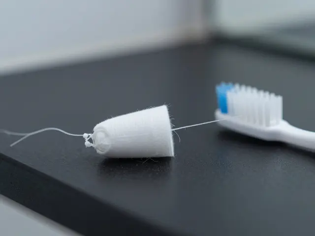Dentální hygiena: Jak správně používat zubní nit a vyčistit mezizubní prostory