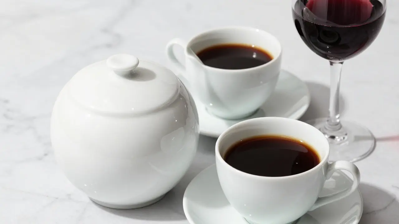 Porcelánový vinyr vedle kávy a vína ukazující odolnost vůči skvrnám