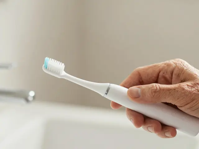 Jak zastavit počínající zubní kaz u seniorů: Praktický průvodce péčí